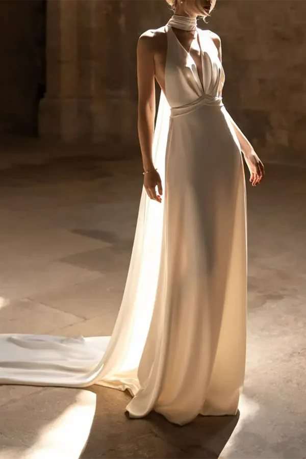 Abito da sposa bohémien con scollo a V, schiena scoperta e strascico ampio, in stile A-line